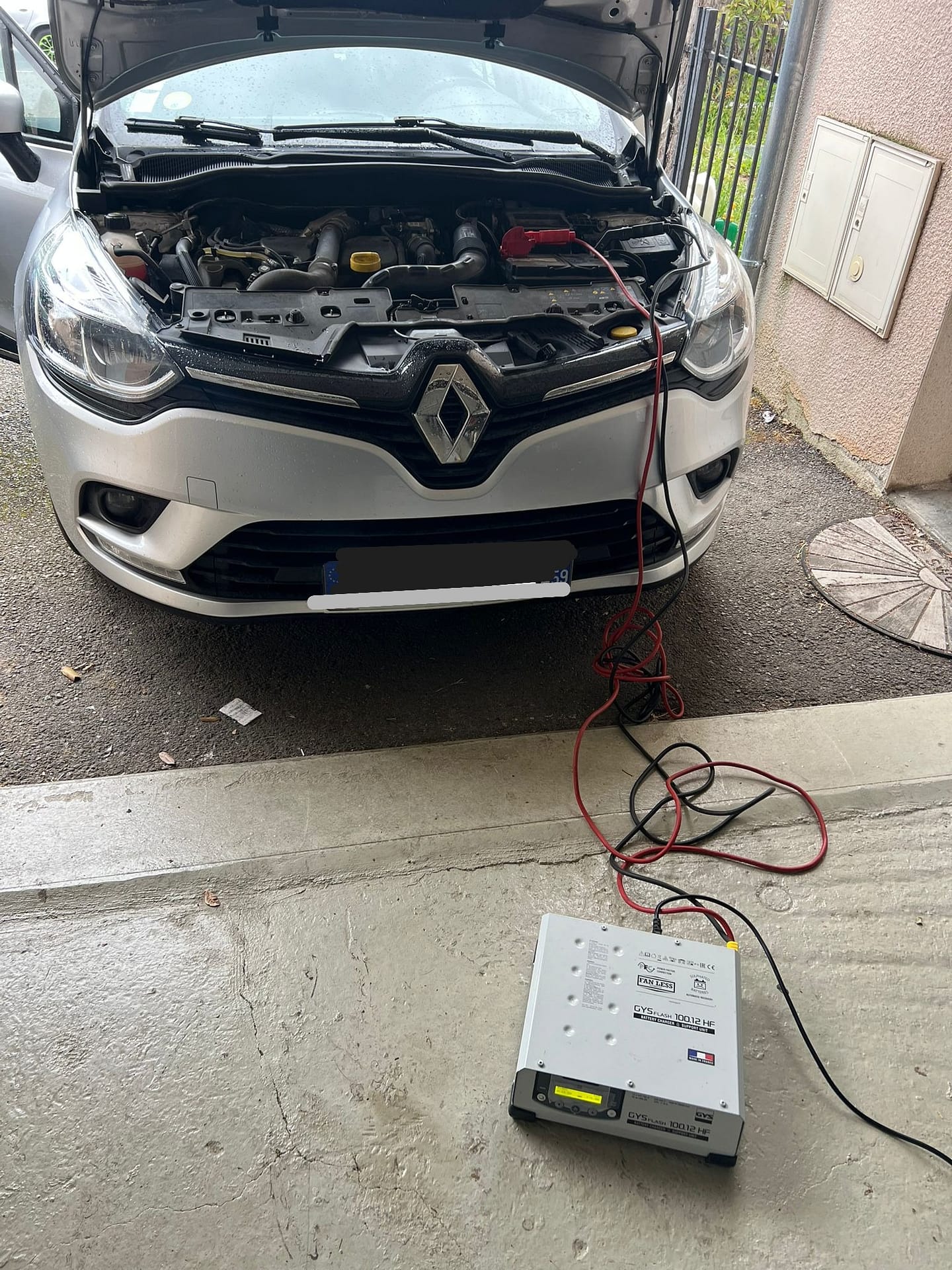 Maintien de charge batterie professionnel sur Clio IV avant programmation – JM Switch Chargeur de maintien professionnel connecté sur la batterie d'une Renault Clio IV avant programmation carte – JM Switch Vénissieux