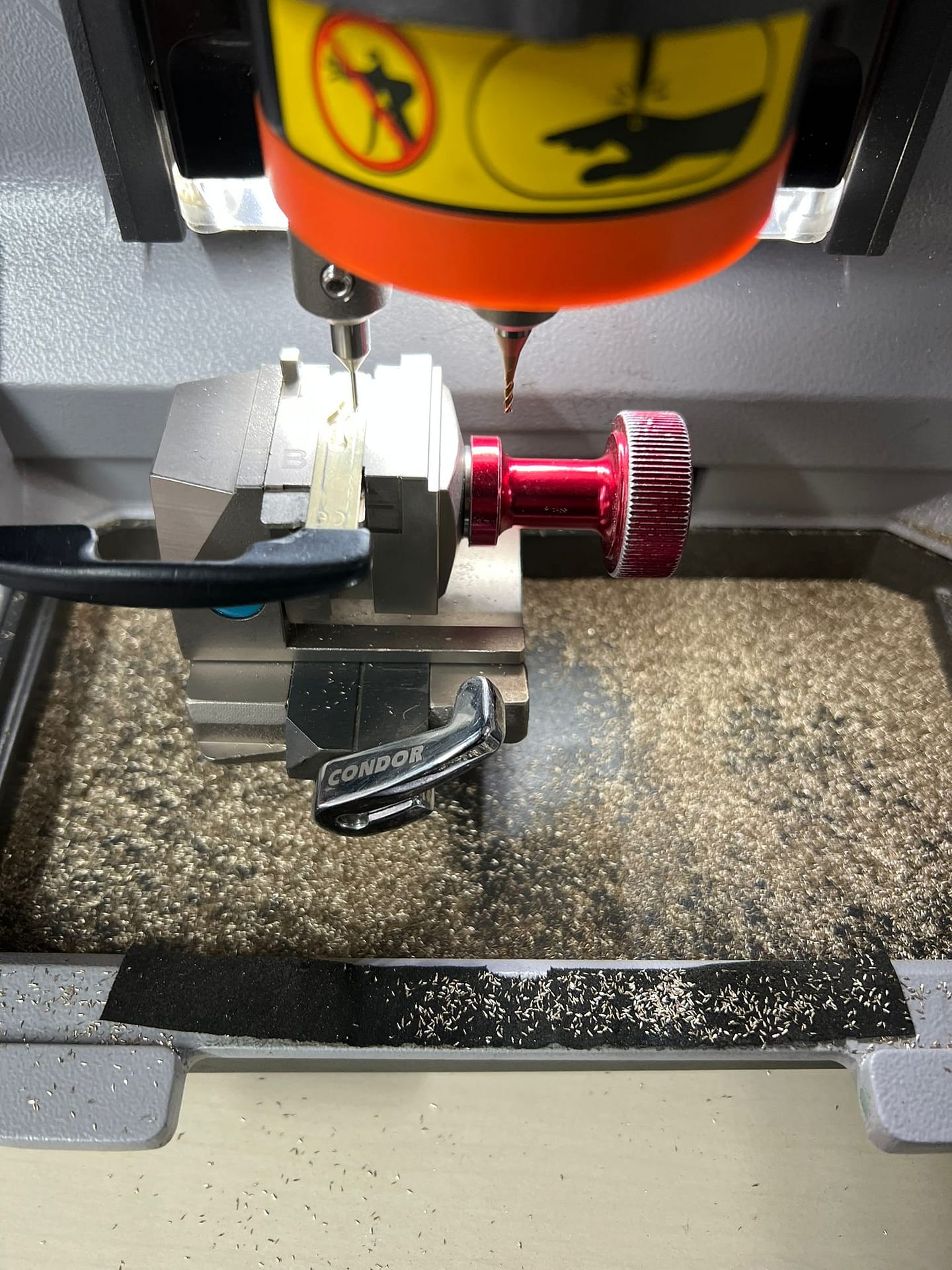 Taillage clé de secours Clio IV sur machine numérique professionnelle – JM Switch Taillage clé de secours carte Renault Clio 4 sur machine à clés numérique CNC à l'atelier JM Switch Vénissieux Lyon