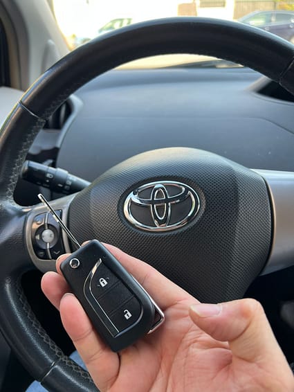 Double de clé Toyota Yaris Vénissieux serrurier automobile JM Switch